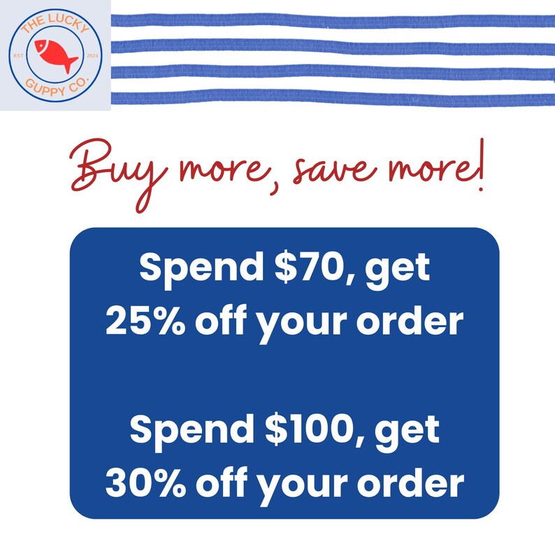K&ouml;nnte beinhalten: Logo von The Lucky Guppy Co. mit einem roten Fisch. Text: "Mehr kaufen, mehr sparen!" mit Angeboten: 70 &euro; ausgeben, 25 % Rabatt erhalten, und 100 &euro; ausgeben, 30 % Rabatt erhalten. Blau-wei&szlig; gestreifter Stoff oben.