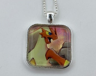 Collar Blaziken de Pokémon - Colgante holográfico de carta Pokémon - Collar o llavero de Pokémon - Collar de carta Pokémon - Colgante de Pokémon - Holográfico