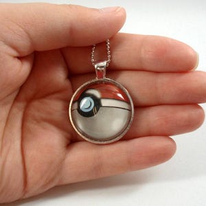 Collar o llavero de Jolteon Pokémon - Colgante de carta Pokémon reciclada - Colgante de plata con cadena - Collar de Jolteon - Collar de carta Pokémon imagen 5