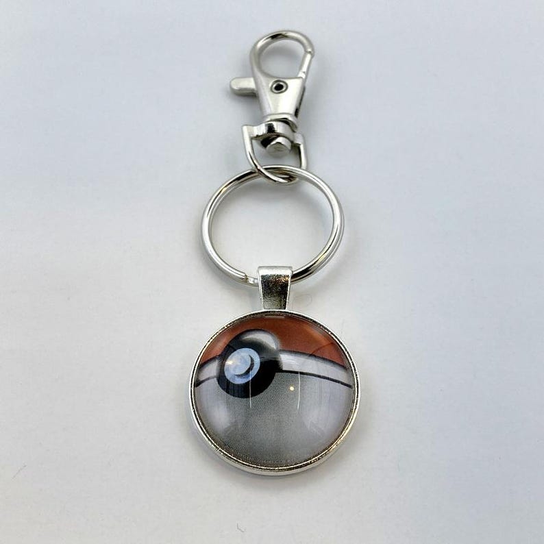 a metal keychain with a picture of a bird on it