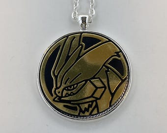Collar de Kyurem Blanco - Collar o llavero de Pokémon - Colgante de moneda de Pokémon reciclado con cadena - Collar de moneda de Pokémon - Colgante de Pokémon