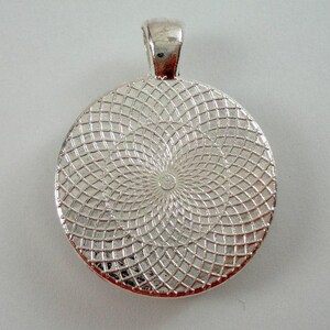 Collar o llavero de Jolteon Pokémon - Colgante de carta Pokémon reciclada - Colgante de plata con cadena - Collar de Jolteon - Collar de carta Pokémon imagen 3