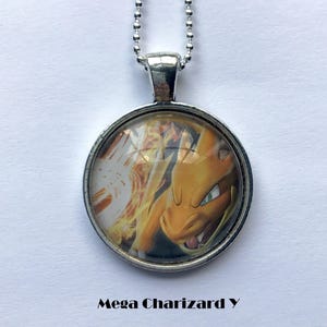 Collar o llavero de Mega Charizard X o Y - Collar de cartas Pokémon recicladas - Colgante de plata con cadena - Collar de Charizard imagen 3