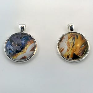 Collar o llavero de Mega Charizard X o Y - Collar de cartas Pokémon recicladas - Colgante de plata con cadena - Collar de Charizard imagen 1