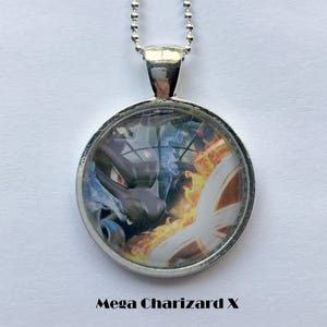 Collar o llavero de Mega Charizard X o Y - Collar de cartas Pokémon recicladas - Colgante de plata con cadena - Collar de Charizard imagen 2