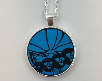 Collar Calyrex - Collar o llavero de Pokémon - Colgante de moneda de Pokémon reciclado con cadena - Collar de moneda de Pokémon - Colgante de Pokémon