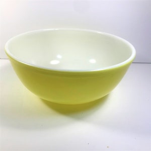 Vintage 4 quart milk glass Pyrex yellow mixing bowl