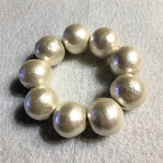 vintage Large round white pearl like enameled woo… - image 1