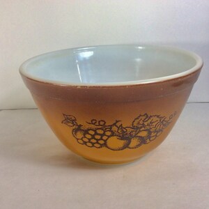 Vintage Pyrex old orchard 1 1/2 pint milk glass mixing bowl.