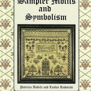 Puede incluir: Una cubierta de libro con fondo beige y marco marrón. El título es "Sampler Motifs and Symbolism" con un diseño de sampler dentro del marco. El texto "In Beers ar forns or heritht Play Let my fast years be past ther Imay give d' every daysomegood Fccouerer les WAJAW AGAWWJWJAJW Rev-DB" es visible en el diseño del sampler. Los autores se enumeran como "Patricia Andrle y Lesley Rudnicki".
