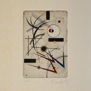 Könnte beinhalten: Abstrakter Kunstdruck mit geometrischen Formen und Linien in Schwarz, Rot und Blau auf beigem Hintergrund. Das Kunstwerk umfasst Kreise, Rechtecke und sich kreuzende Linien, mit einer Signatur unten rechts.