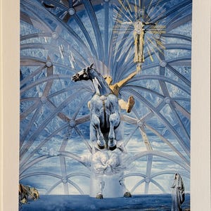 Op de afbeelding: Een prent van een surrealistisch kunstwerk met een blauw paard met een ruiter, een figuur van Christus en architecturale elementen. Het kunstwerk is gesigneerd en genummerd 54/200. Het kleurenpalet wordt gedomineerd door blauw en geel.