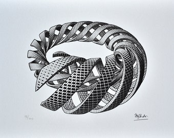 Op de afbeelding: Zwart-witte inkttekening van een 3D-geometrische vorm. De vorm is gemaakt van meerdere verweven banden die een complex en ingewikkeld ontwerp creëren. De tekening is gesigneerd en genummerd "15/100".