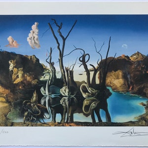 Könnte beinhalten: Ein surrealistisches Gemälde von Salvador Dali, das Elefanten mit langen, dünnen Beinen zeigt, die durch eine Landschaft mit blauem Himmel, Wolken und einem See gehen. Die Elefanten tragen Gegenstände auf ihren Rücken und im Hintergrund befinden sich Bäume. Das Gemälde ist unten rechts mit "Dali" signiert und unten links mit "414/500" nummeriert.