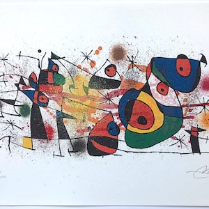 Könnte beinhalten: Abstrakter Kunstdruck mit bunten Formen, schwarzen Linien und weißen Sternen auf weißem Hintergrund. Der Druck ist unten rechts mit "Miró" signiert und unten links mit "48/1000" nummeriert.