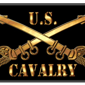 Puede incluir: Un letrero negro con letras doradas y una imagen dorada de dos sables cruzados. El letrero dice "U.S. CAVALRY".