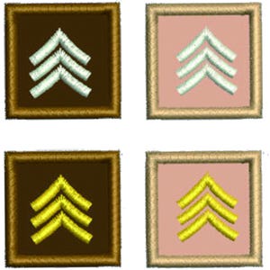 Peut inclure: Un ensemble de huit écussons carrés brodés disposés sur deux rangées. Chaque écusson présente trois chevrons en fil blanc ou jaune. Les couleurs de fond incluent le noir, le marron, le beige et le bleu, avec des bordures assorties.