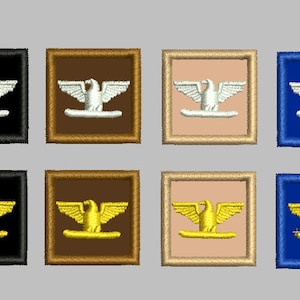 Könnte beinhalten: Acht gestickte Aufnäher mit einem stilisierten Adlermotiv. Die Aufnäher sind in vier verschiedenen Farbkombinationen gehalten: Schwarz und Weiß, Braun und Weiß, Beige und Weiß sowie Blau und Weiß. Der Adler ist mit ausgebreiteten Flügeln und einem gelben Schnabel und Krallen dargestellt. Die Aufnäher sind in einem quadratischen Rahmen eingefasst.