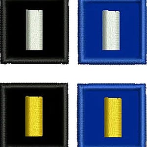 Op de afbeelding: Vier vierkante geborduurde patches gerangschikt in een raster. Twee patches hebben een witte verticale balk op een zwarte achtergrond, twee een witte balk op een blauwe achtergrond, twee een gele balk op een zwarte achtergrond en twee op blauw.