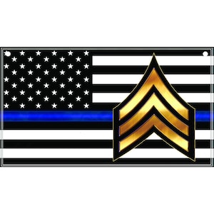 Pode incluir: Uma bandeira americana em preto e branco com uma faixa azul na parte superior. Um galão de sargento dourado está centrado na bandeira.