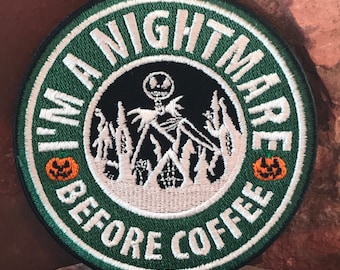 私はナイトメアー・ビフォア・コーヒーです ~ 刺繍入り士気パッチ ~ クリスマス スターバックス パロディ 面白いヘッドライナー アクセサリー 4Runner Tacoma ジャケット用