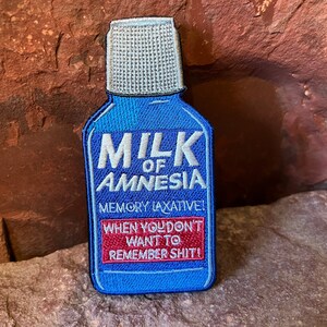 ¡Laxante de memoria de leche de amnesia! ¡Cuando no quieres recordar nada! Parche de moral bordado con parodia divertida ~ Accesorio de cartel Olvidadizo