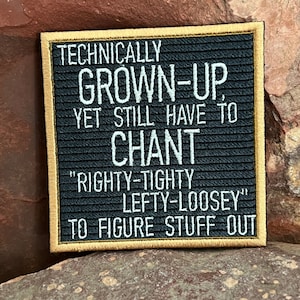 Puede incluir: Un tablero de letras de fieltro negro con un borde dorado, que muestra el texto "TECHNICALLY GROWN-UP YET STILL HAVE TO CHANT "RIGHTY-TIGHTY LEFTY-LOOSEY" TO FIGURE STUFF OUT"