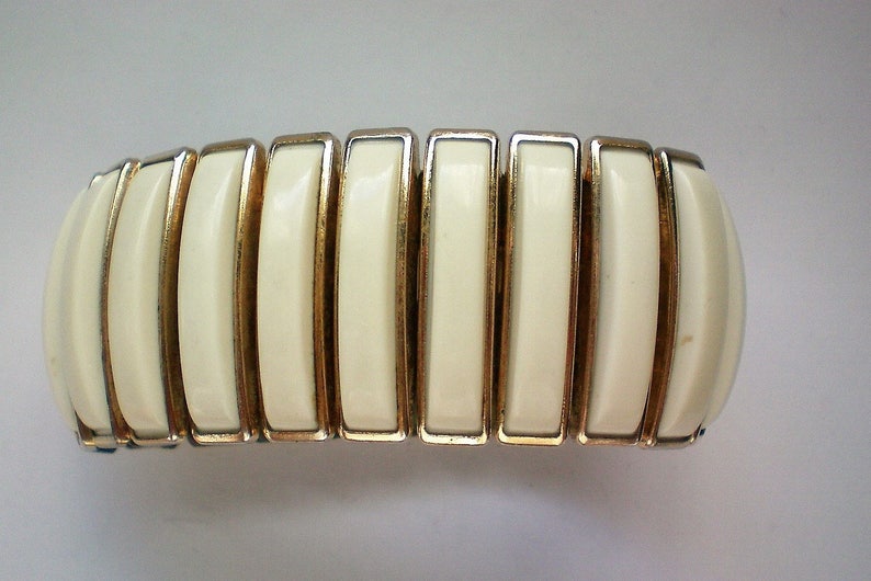 Ivory Colored Lucite Expansion Bracelet 5244 image 2