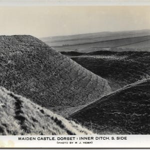 Maiden Castle, Dorset, Inglaterra - Inner Ditch South Side - Cartão postal com foto real