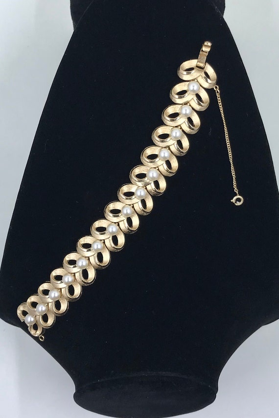 Vintage gold metal ribbon Gem