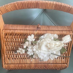 1950’s Wicker and Wood// Wicker, Handbag with White Faux Flowers
