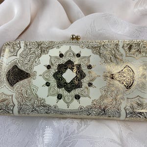 Cartera o cartera de mano de cuero blanco para mujer, cartera larga o cartera organizadora, con relieve de diseños metálicos dorados y negros, vintage de los años 50