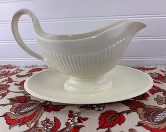 WEDGWOOD Edme Pattern Gravy Boat with Attached Underplate | Off-White | Ribbed Rim | Made in England | Vintage 1908-2014