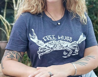 Free Hugs Crab Unisex T-Shirt: Quirky Tattoo Art Apparel