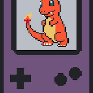 Puede incluir: Una consola de videojuegos portátil de color morado con una imagen pixelada de un personaje Pokemon rojo y naranja en la pantalla. La consola tiene un botón de signo más negro, dos botones redondos negros y un patrón de cuadrícula negro y blanco en la parte inferior derecha.