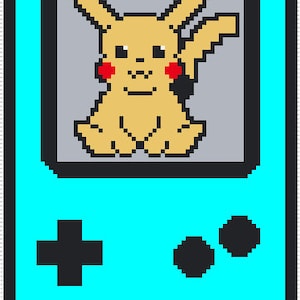 Puede incluir: Una consola de juegos portátil de color azul turquesa con una imagen pixelada en blanco y negro de Pikachu en la pantalla. La consola tiene un botón de signo más negro, dos botones redondos negros y un patrón de cuadros blanco y negro en la parte inferior.