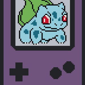 Puede incluir: Un dispositivo de juego portátil Game Boy Color morado con una imagen pixelada de un personaje Pokemon azul y verde en la pantalla. El personaje tiene ojos rojos y un cuerpo azul claro con manchas azul oscuro. El Game Boy Color tiene un botón negro en forma de cruz, dos botones redondos negros y un altavoz negro.