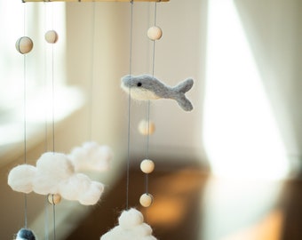 Baleine en feutre fantaisiste et nuages mobiles pour bébé, décor de pépinière océan neutre, art de baleine, mobile de bébé baleine, décor de pépinière de nuages