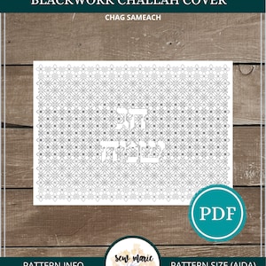 Könnte beinhalten: Schwarzes Kreuzstichmuster für einen Challah-Bezug, mit den Worten "Blackwork Challah Cover" und "Chag Sameach" oben. Das Muster ist 182 x 252 Stiche und enthält DMC-Farb- und Symboltabellen. Das Muster ist im PDF-Format verfügbar. Die Mustergröße beträgt 13 x 18 Zoll auf 14er Aida, 11,4 x 16 Zoll auf 16er Aida und 10 x 14 Zoll auf 18er Aida.