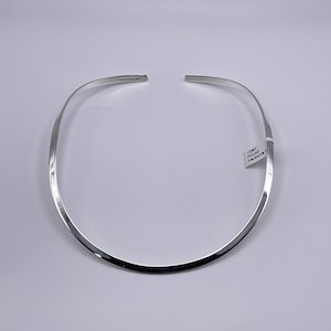 Charles Albert 4 mm flacher runder glatter Halsdraht Offen nach hinten und in vergoldetem Sterlingsilber erstellt