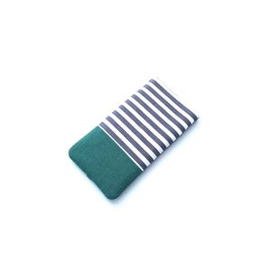 Könnte beinhalten: Ein rechteckiges Etui mit grünem Ende und einem gestreiften Muster aus Weiß und Grau. Das Etui ist wahrscheinlich für Brillen oder Sonnenbrillen. Das Etui befindet sich auf weißem Hintergrund.