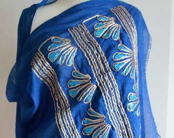 Bufanda de chal de algodón azul bordado en oro - chal de algodón grande - bufanda de chal boho - envolturas de bufanda de chal de oro azul - bufanda de chal hecha a mano