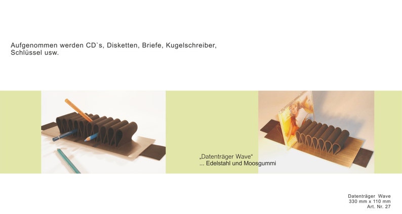Puede incluir: Un organizador de escritorio de color marr&oacute;n, en forma de onda y con m&uacute;ltiples secciones, hecho de acero inoxidable y gomaespuma. El organizador est&aacute; dise&ntilde;ado para contener CD, disquetes, cartas, bol&iacute;grafos y llaves. El texto "Datentr&auml;ger Wave" est&aacute; impreso en el organizador, junto con las palabras "Edelstahl und Moosgummi".