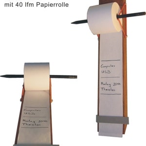 Può includere: Due porta-appunti in legno con un rotolo di carta e una matita. La carta è etichettata con il testo "Computer, USB, Lunedì 20, Teatro".