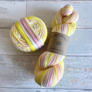 Apple Blossom, 4 stripes, self-striping sockyarn, handdyed sockyarn, handdyed yarn, handdyed wool