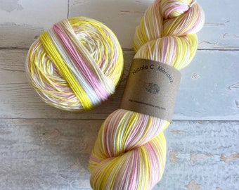 Apple Blossom, 4 stripes, self-striping sockyarn, handdyed sockyarn, handdyed yarn, handdyed wool