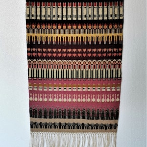 Wall hanging very well done, hand woven in wool "Rosengång and Gubbatäcke"  from Sweden 1960s.