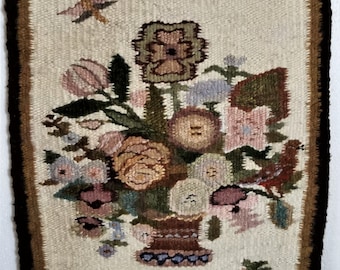 Polish Kilim Wall hanging / tapestry hand woven in wool with motif of flowers.