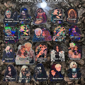 Könnte beinhalten: Eine Sammlung von 5 cm Aufklebern mit Fantasy-Illustrationen. Die Aufkleber zeigen Charaktere mit Titeln wie "Death Icon", "Dragon Girl" und "Werewolves". Die Aufkleber haben eine glänzende Oberfläche und sind auf dunklem Untergrund angeordnet.