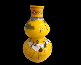 Vase rare antique chinois en forme de calebasse en verre de Pékin jaune | Motifs détaillés peints à la main